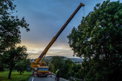 Oberstenfeld: Schwierige Bergung! LKW kommt von der Fahrbahn ab und landet auf dem Dach